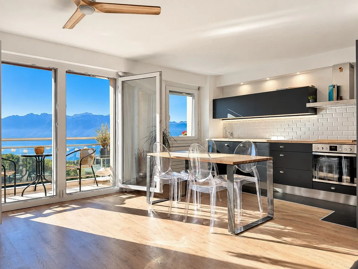 Elegante appartamento 2.5 locali ristrutturato, vista panoramica sul lago e le Alpi