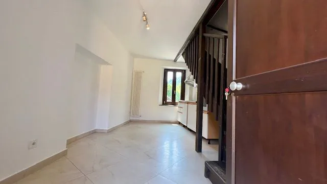 Maison de noyau de Collina d'Oro rénovée dans une cour