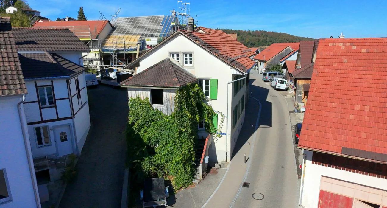 A house with history! Farmhouse with barn, charm & huge potential