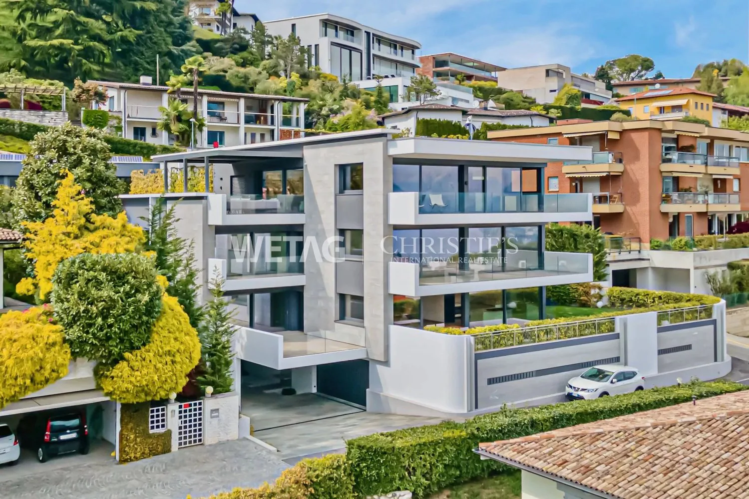 Montagnola: Moderne 5.5-Zimmer-Wohnung mit Privatgarten zu vermieten