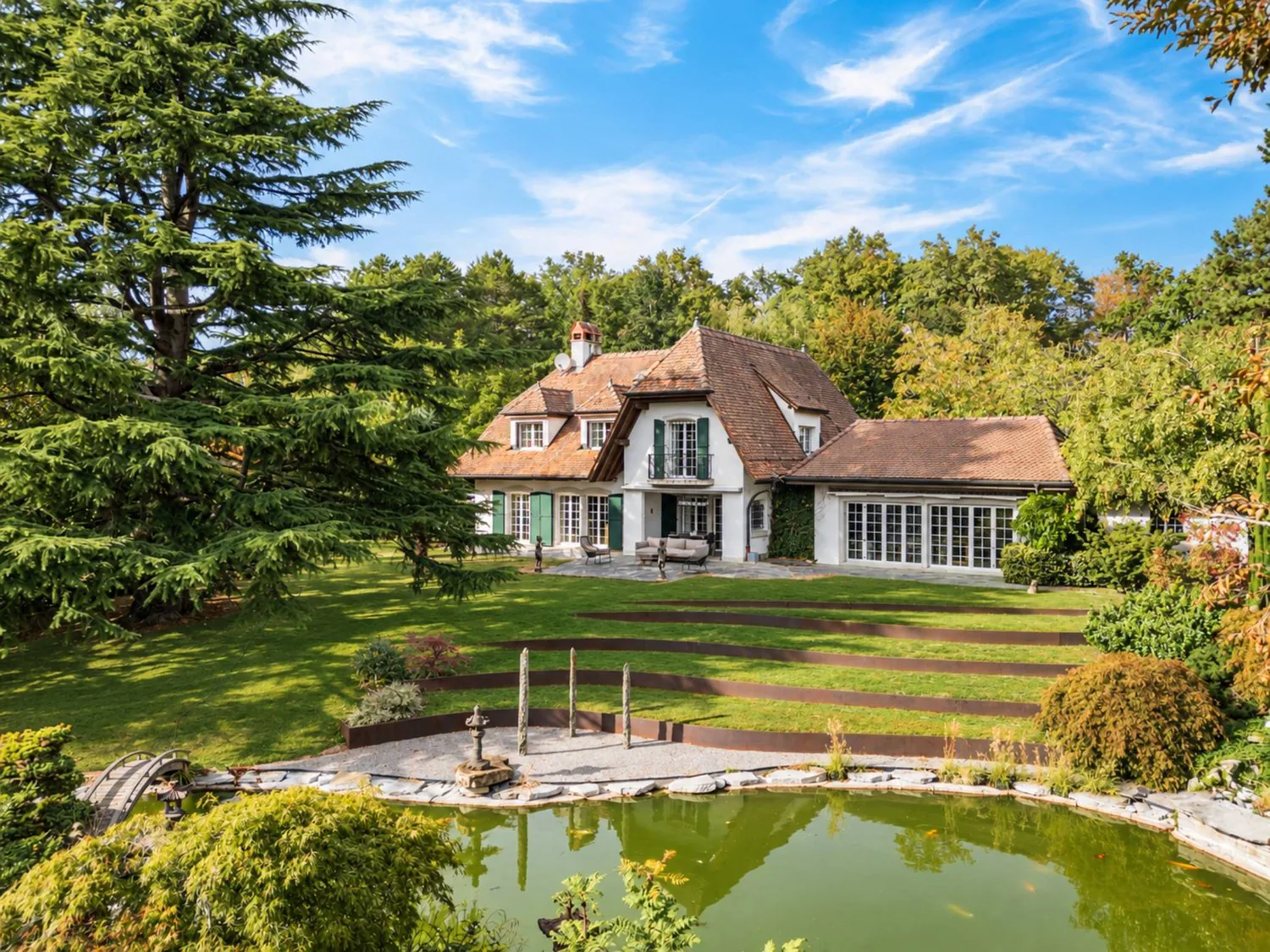Elegant property with outbuildings in a preserved setting