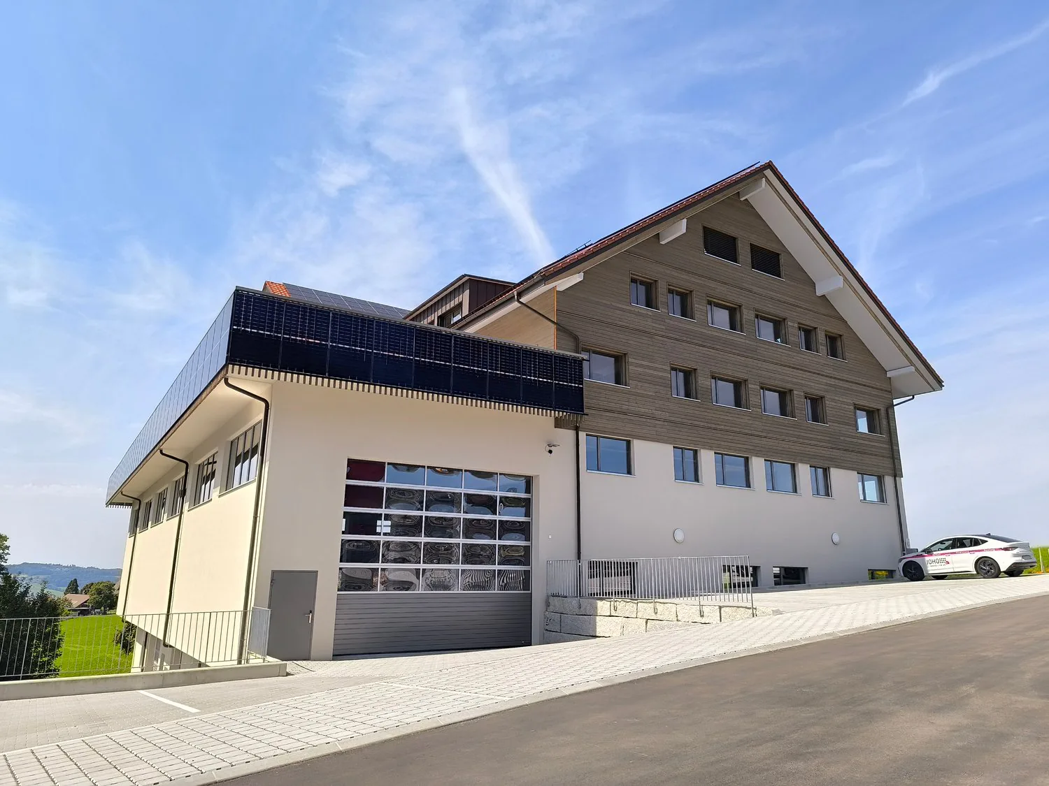 Ampio parcheggio per camper (edificio nuovo)