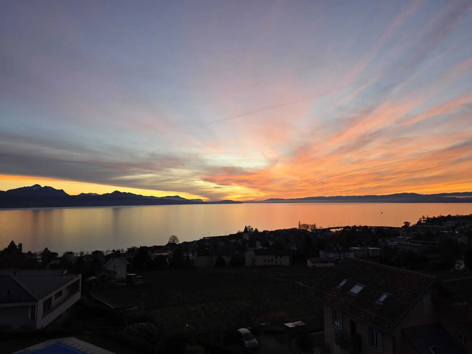 LUTRY - SCHÖNES 4.5-ZIMMER-WOHNUNG MIT Bлик AUF DEN SEE UND DIE BERGE