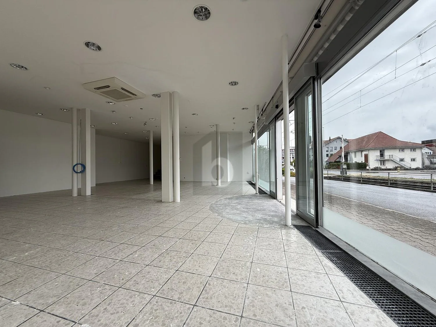 CENTRAL, ESPACIEUX & POLYVALENT COMMERCE