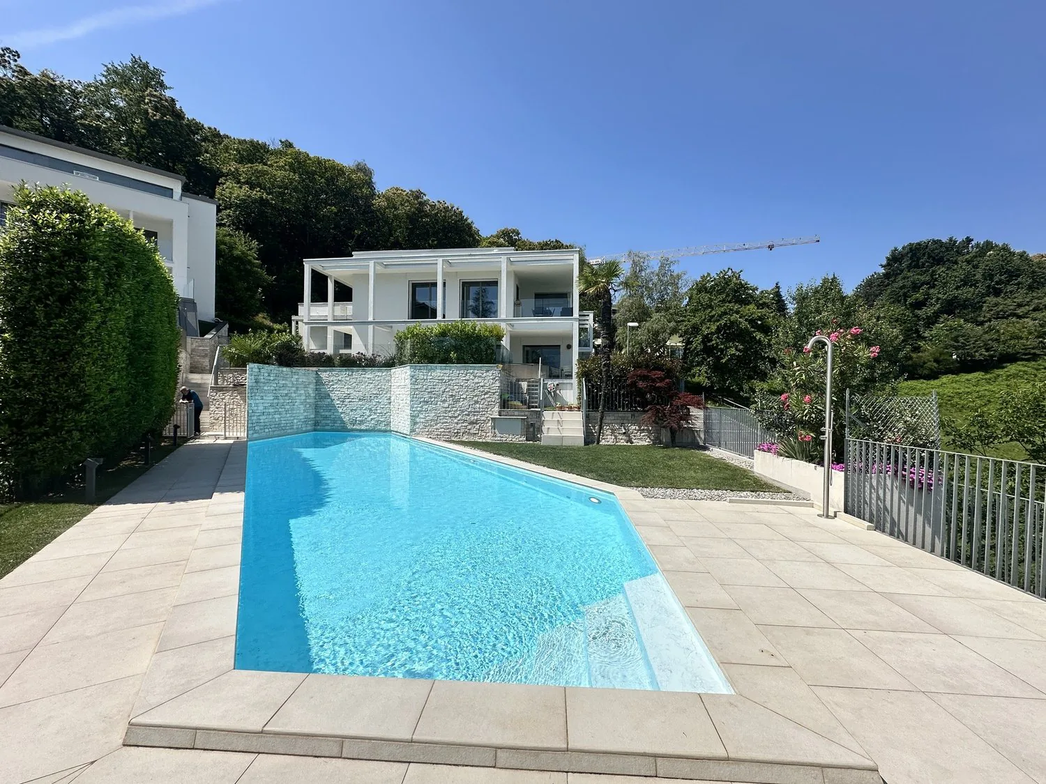 Apartment 2.5 in recent residence with pool