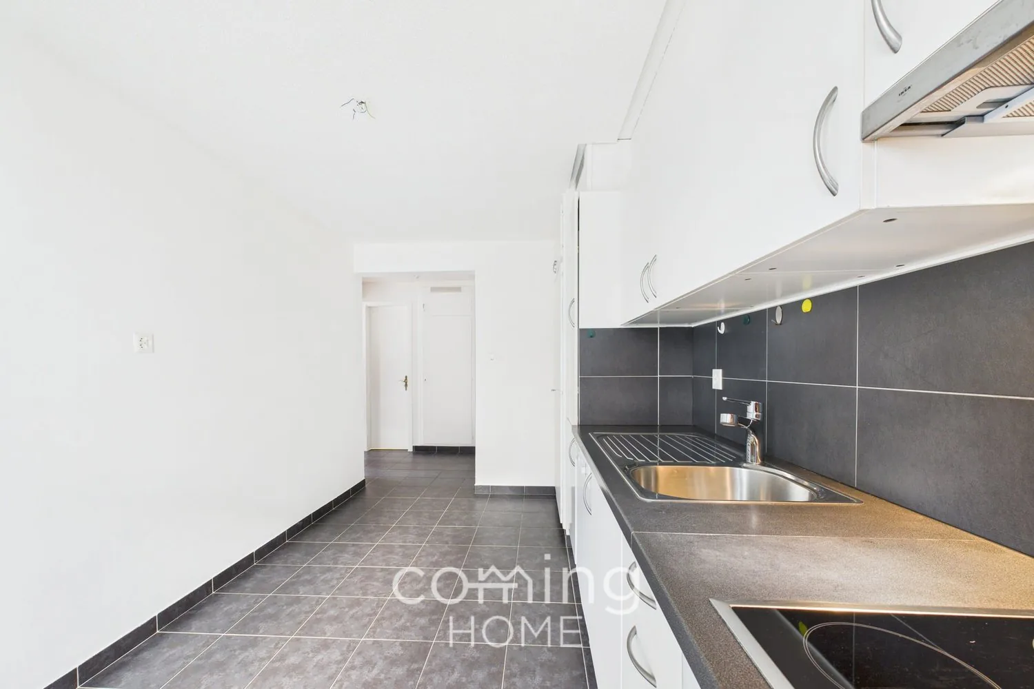Appartement ensoleillé de 3,5 pièces avec balcon et vue sur les montagnes dans un quartier calme
