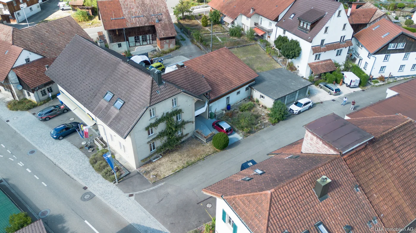 Einfamilienhaus mit zwei Wohnungen, Scheune und vielseitigen Nutzungsm