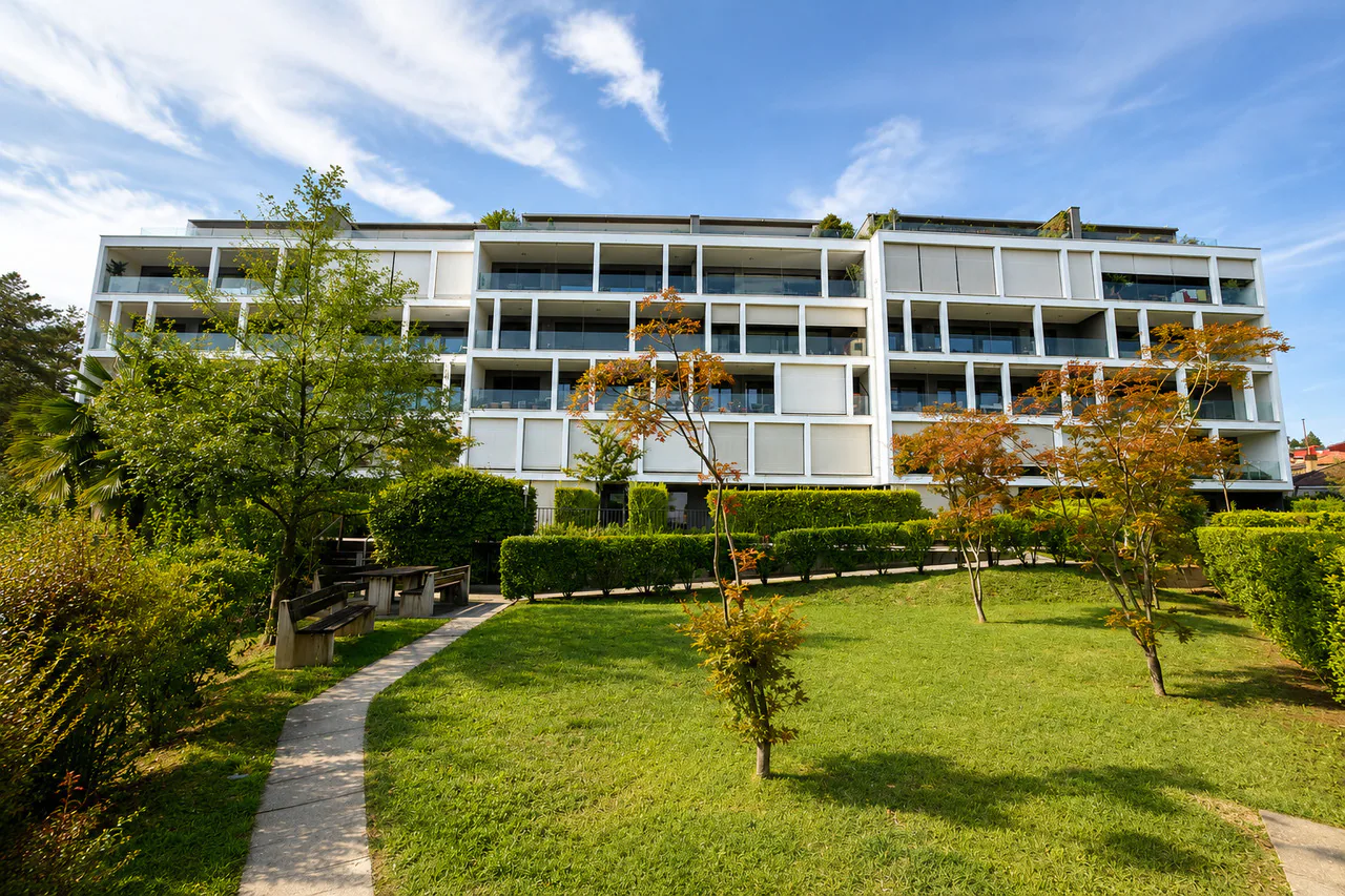 Moderno appartamento vista lago vicino al centro città