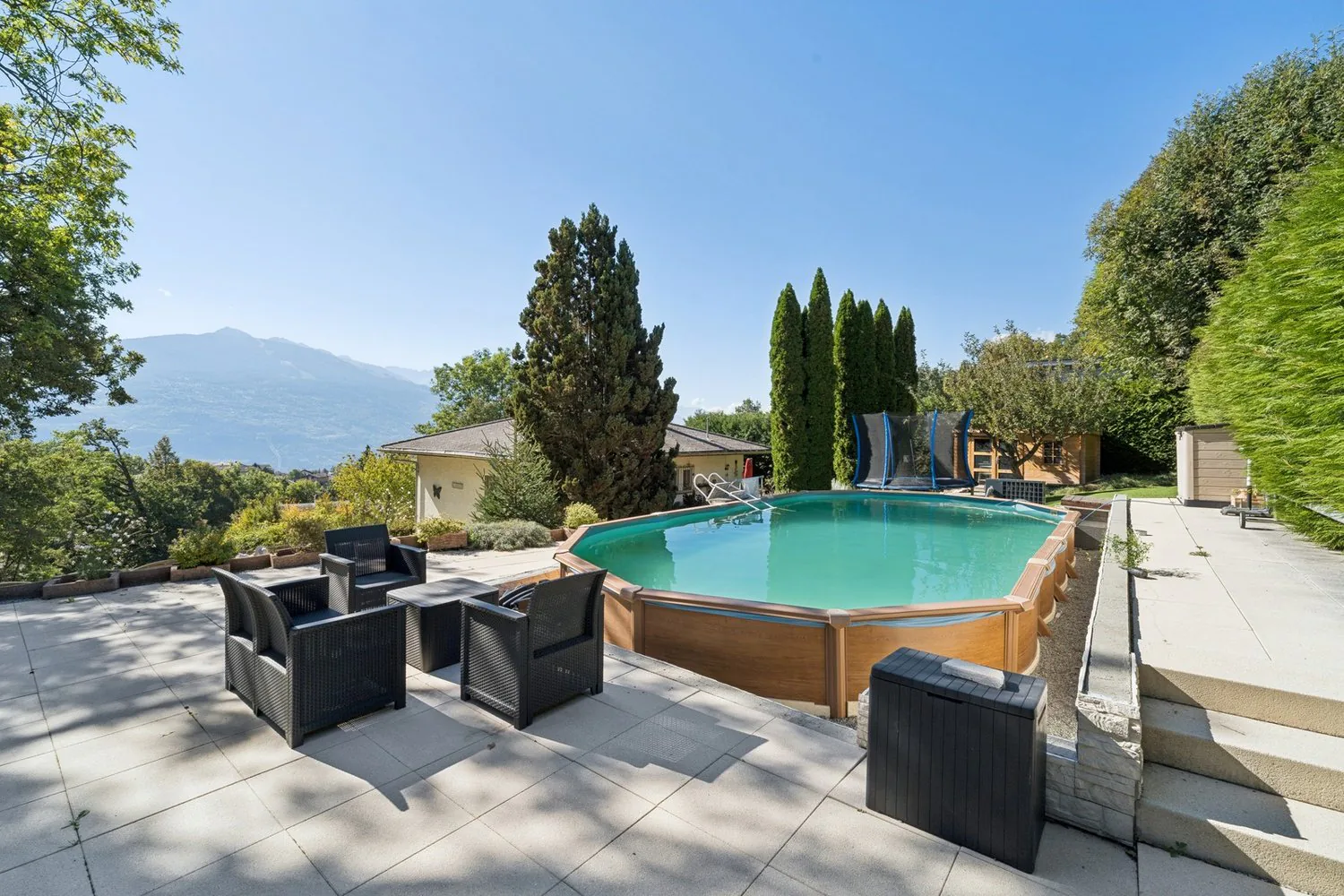 Villa indipendente con piscina e bei esterni