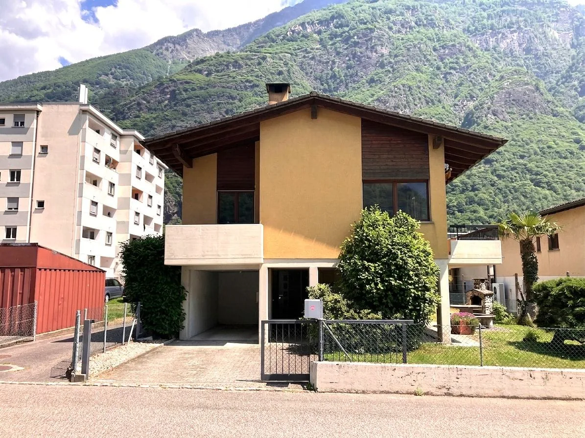 Casa unifamiliare con appartamento separato di 2 camere - ideale per famiglia o affitto