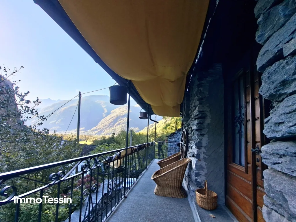 Completely renovated rustic house with characteristic grottino and agricultural land in the beautiful Maggiatal