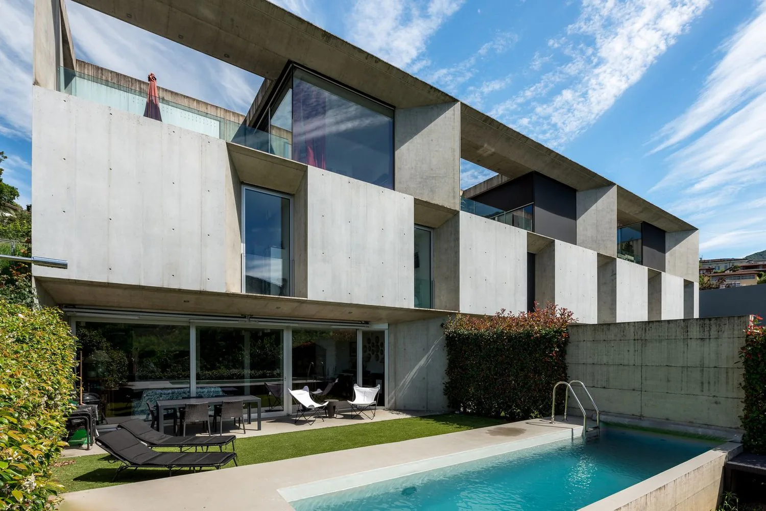 Villa de design immergée dans le vert avec piscine et vue sur le lac
