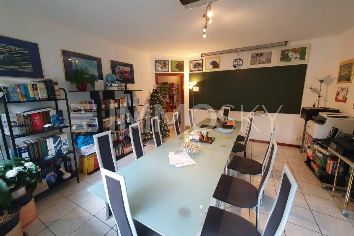 Elegantes und einladendes Büro für Studien und Fachleute