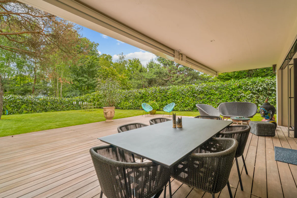 Contemporary elegance and private garden