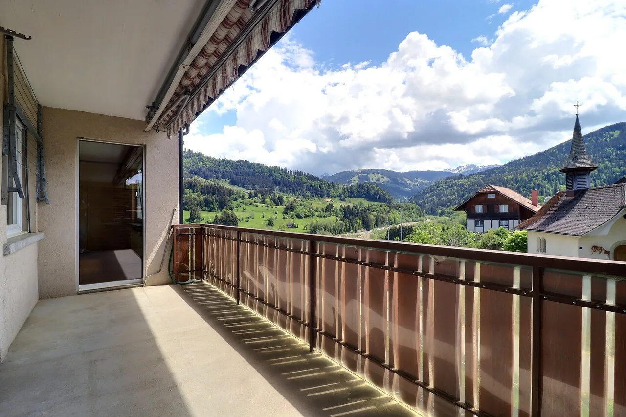 Charmante 4,5-Zimmer-Stockwerkeigentumswohnung mit Balkon und Garage