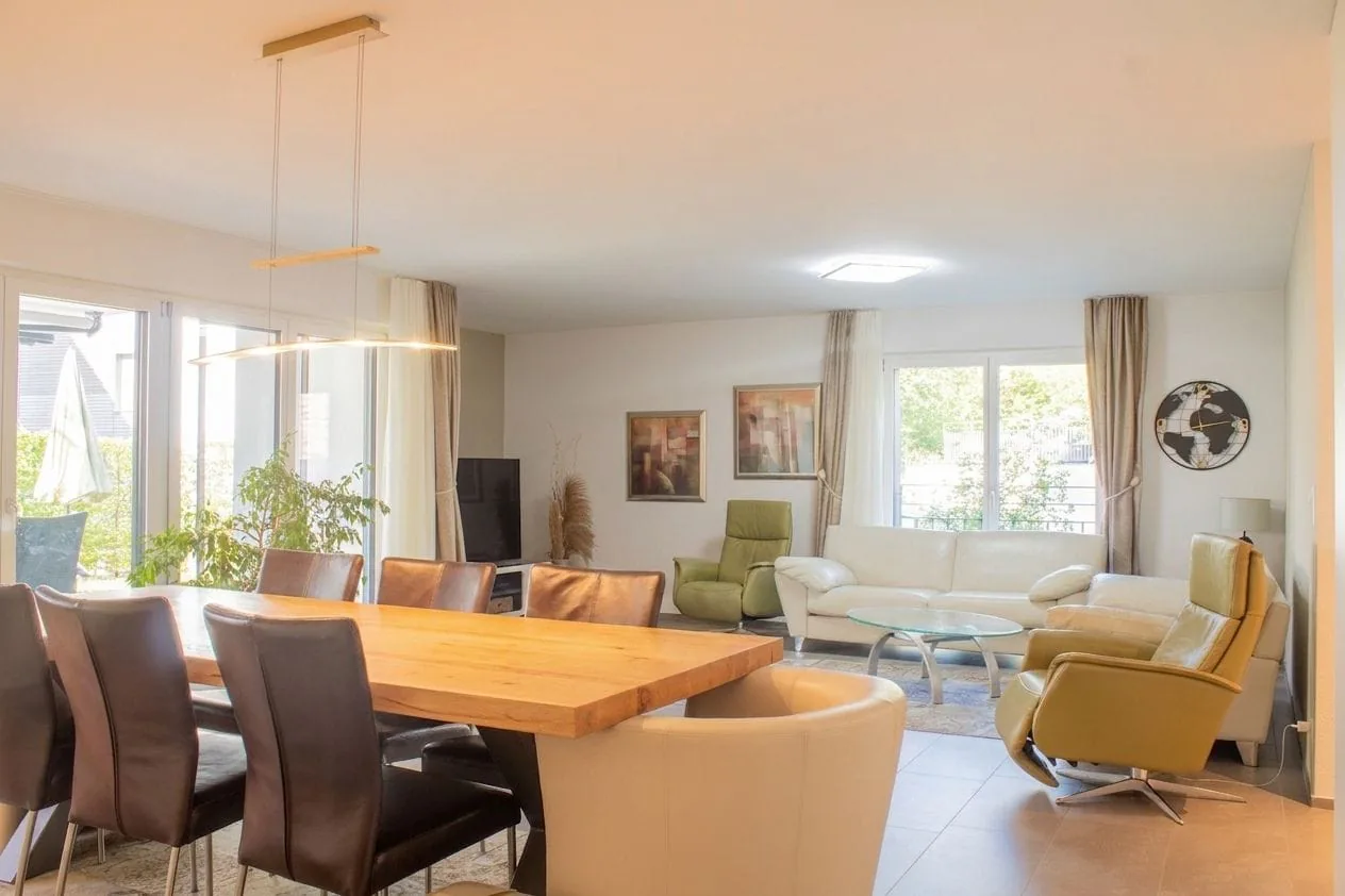 Modernes Zuhause mit Freiraum