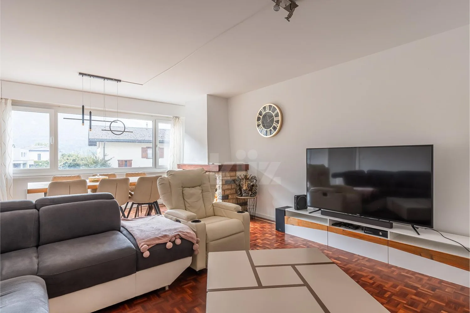 Schönes Durchgangsappartement mit Balkon und freier Aussicht