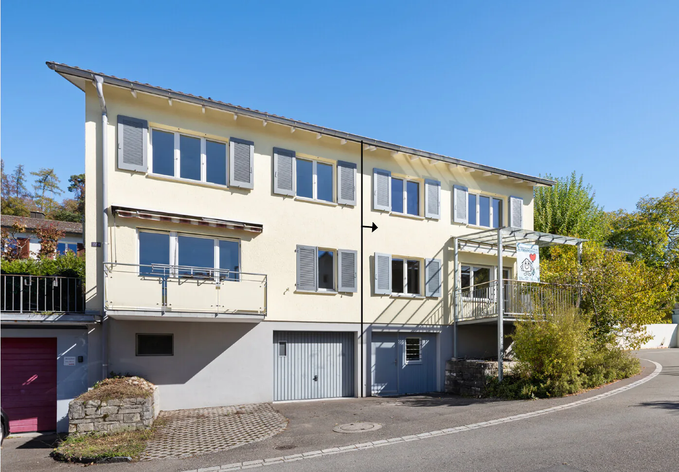 CHARMANTE DOPPELHAUSHÄLFTE MIT SONNENBALKON UND KLEINEM GARTEN