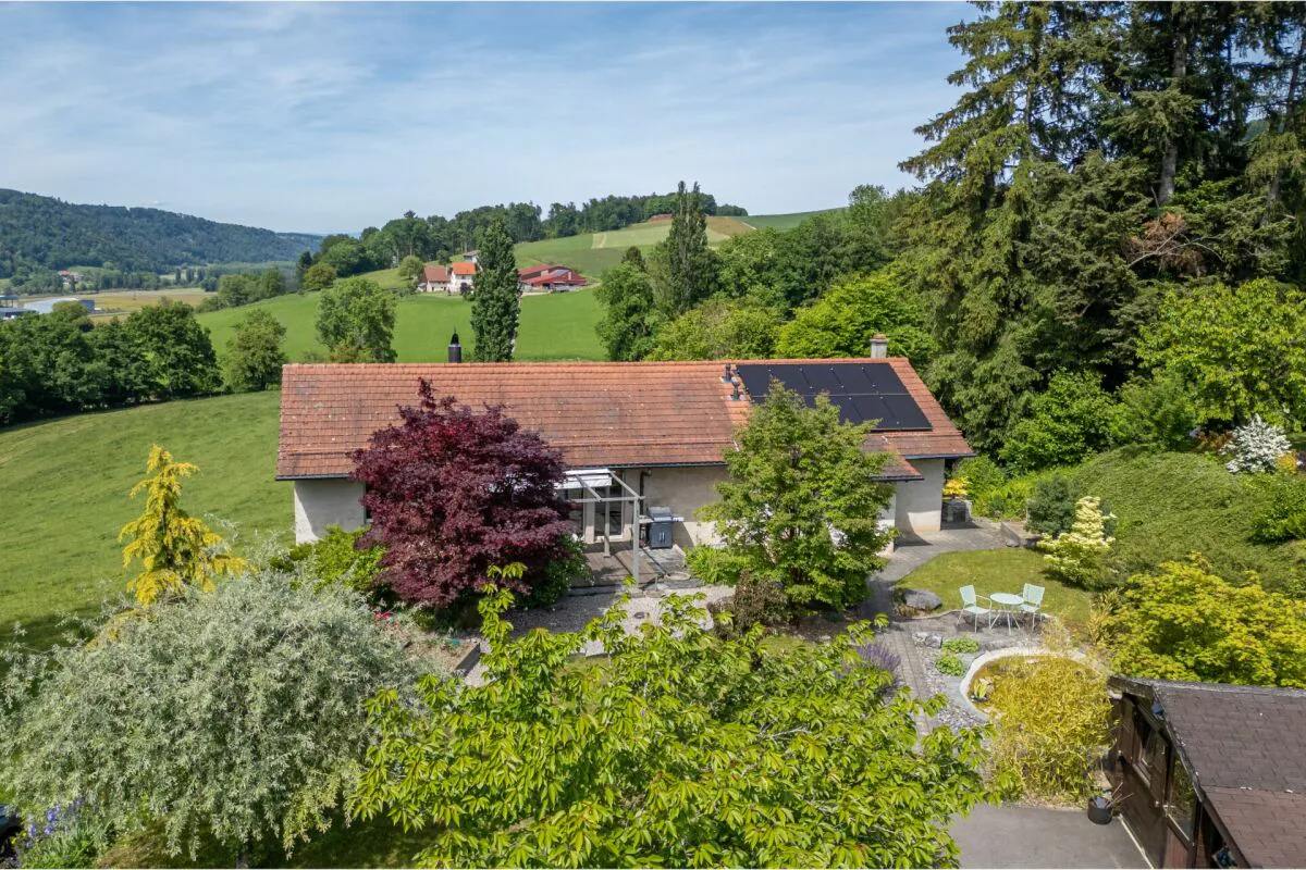 Villa in Curtilles: The calm of the countryside, just two steps from Lucens