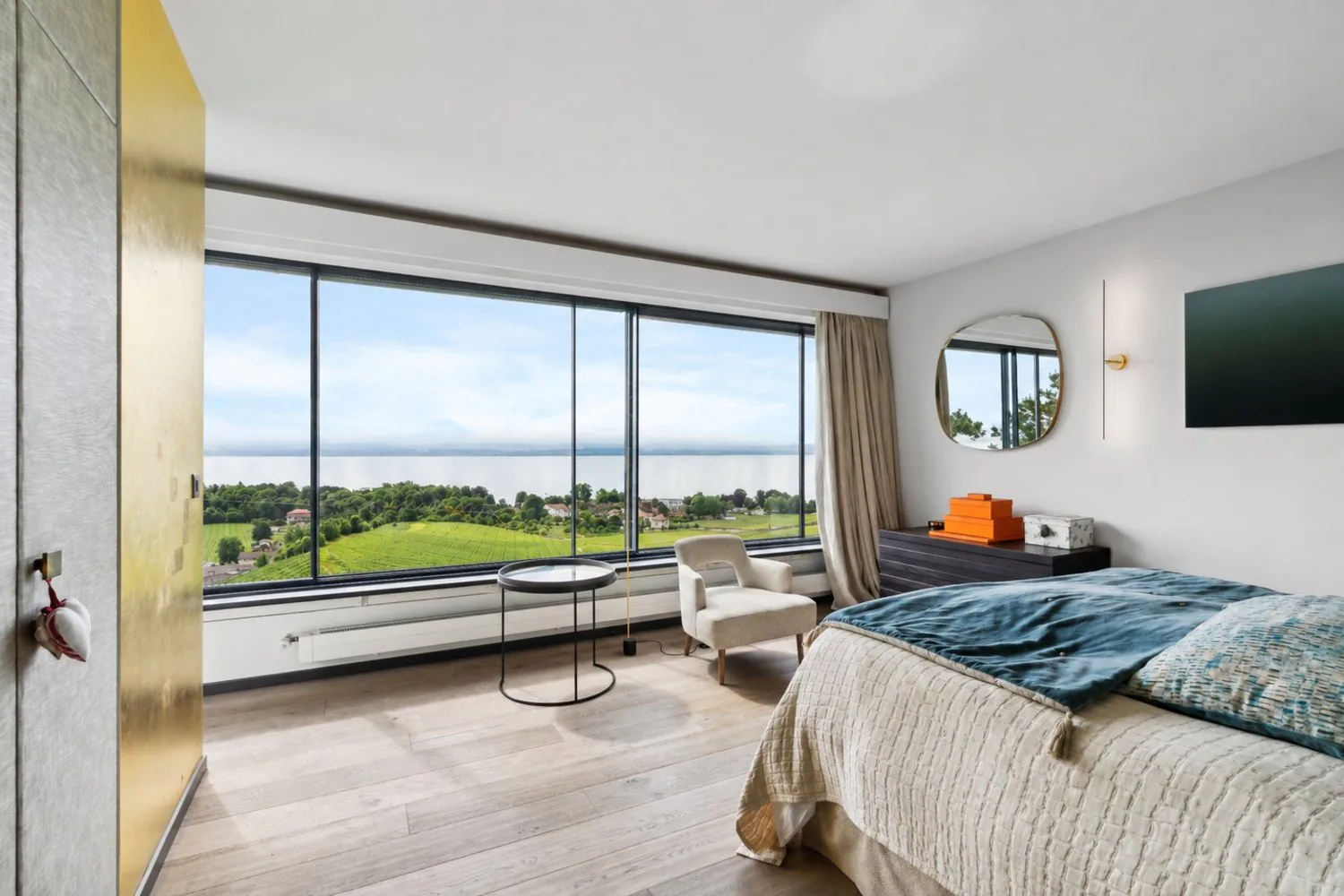 Moderne Villa mit Panoramablick auf den See und Innenpool