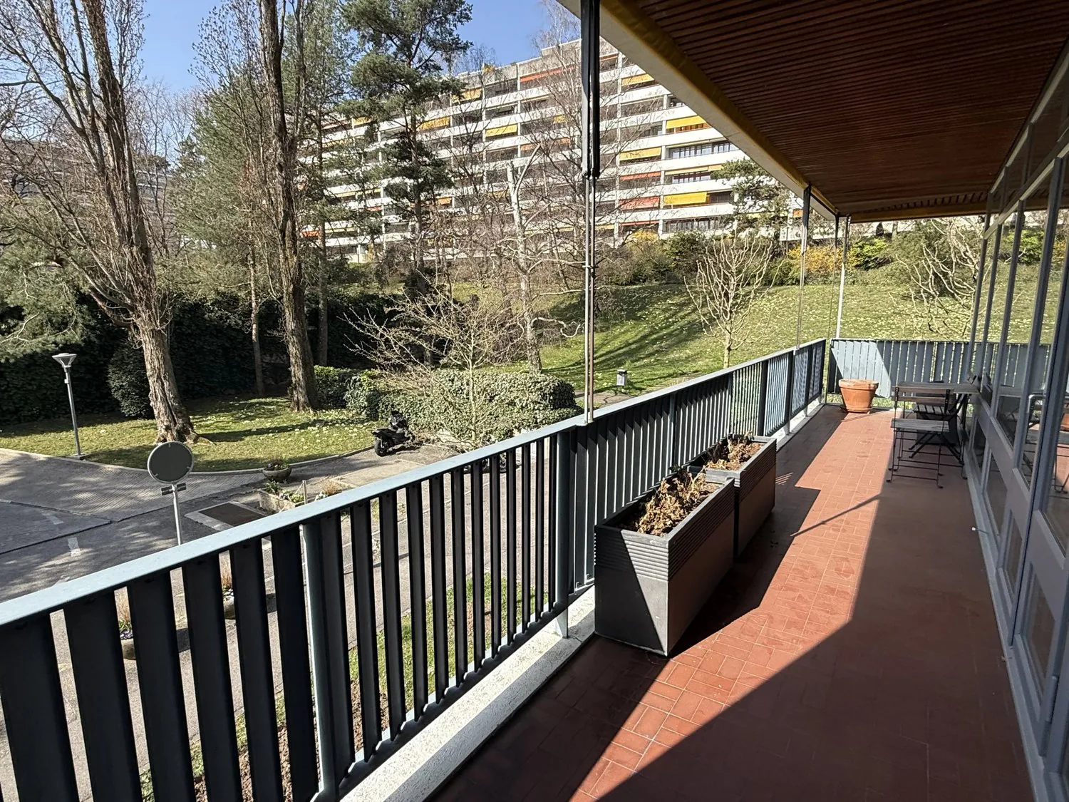 Prächtige, helle Wohnung, kürzlich renoviert, 58 m2 und 24 m2 Terrasse mit freiem Blick auf den Park