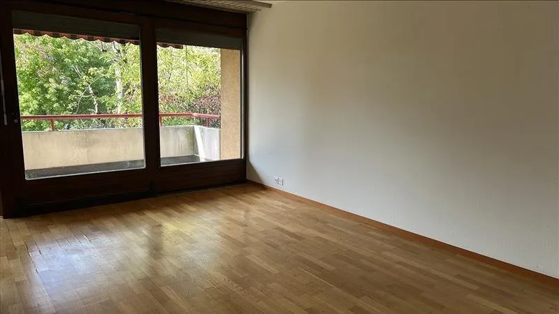 Lumineux appartement de 2.5 pièces avec balcon à louer à Renens