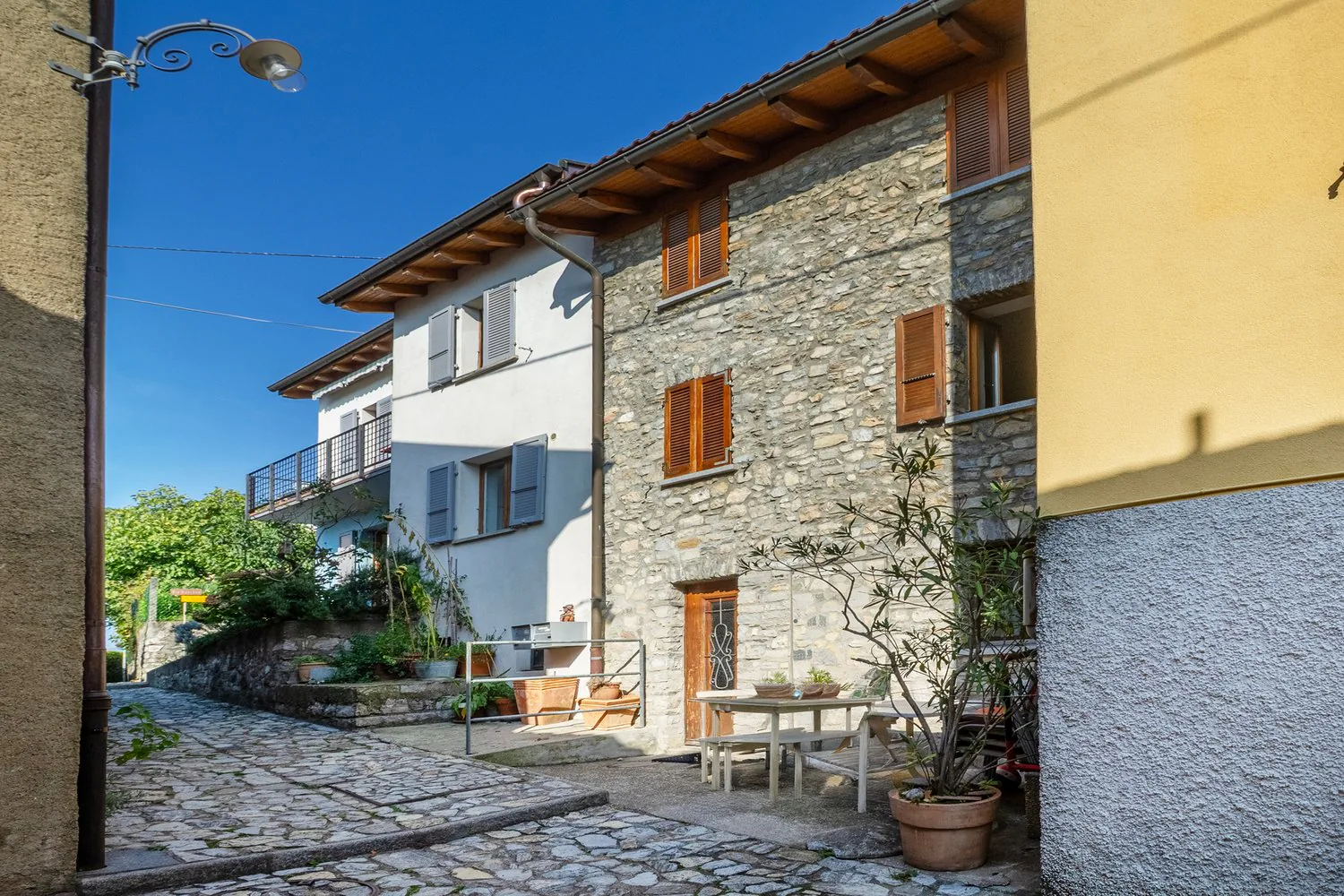 Two-family property with 2 apartments of 3.5 rooms with garden