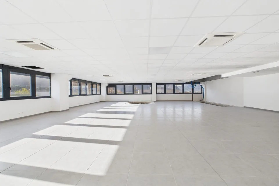 Elegante immobile commerciale con spazio per uffici