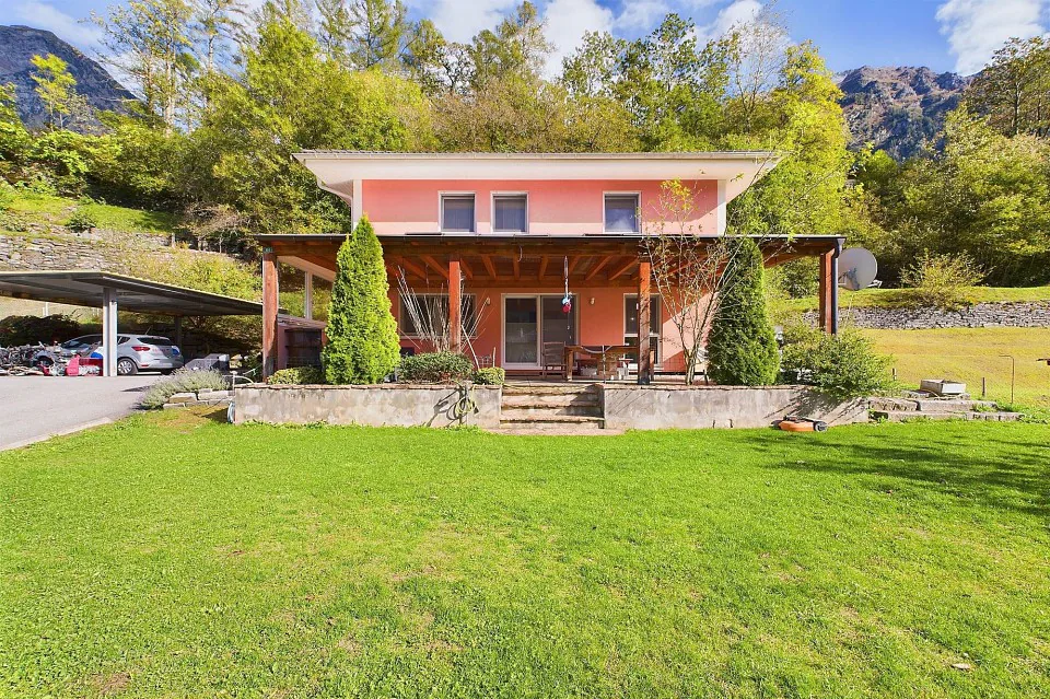 Casa unifamiliare indipendente con giardino e vista aperta