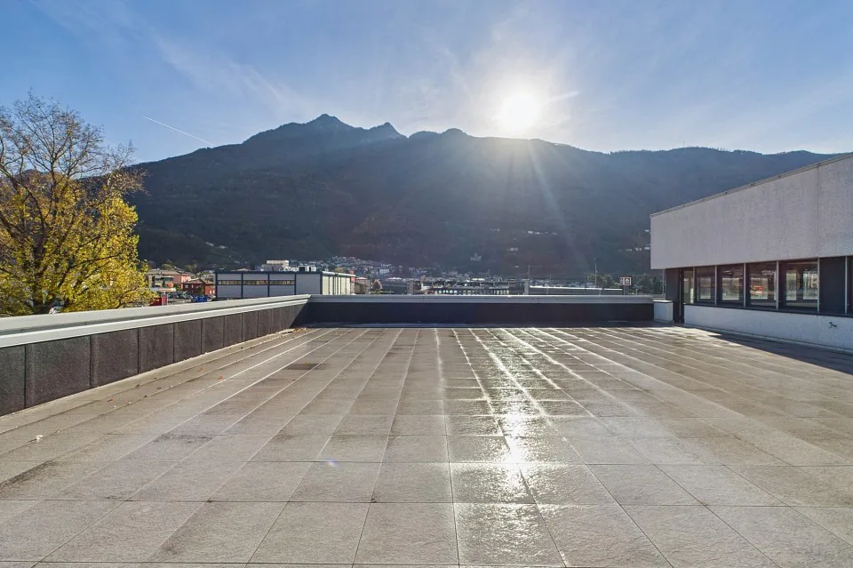 Immobile commerciale con ampia terrazza e vista aperta