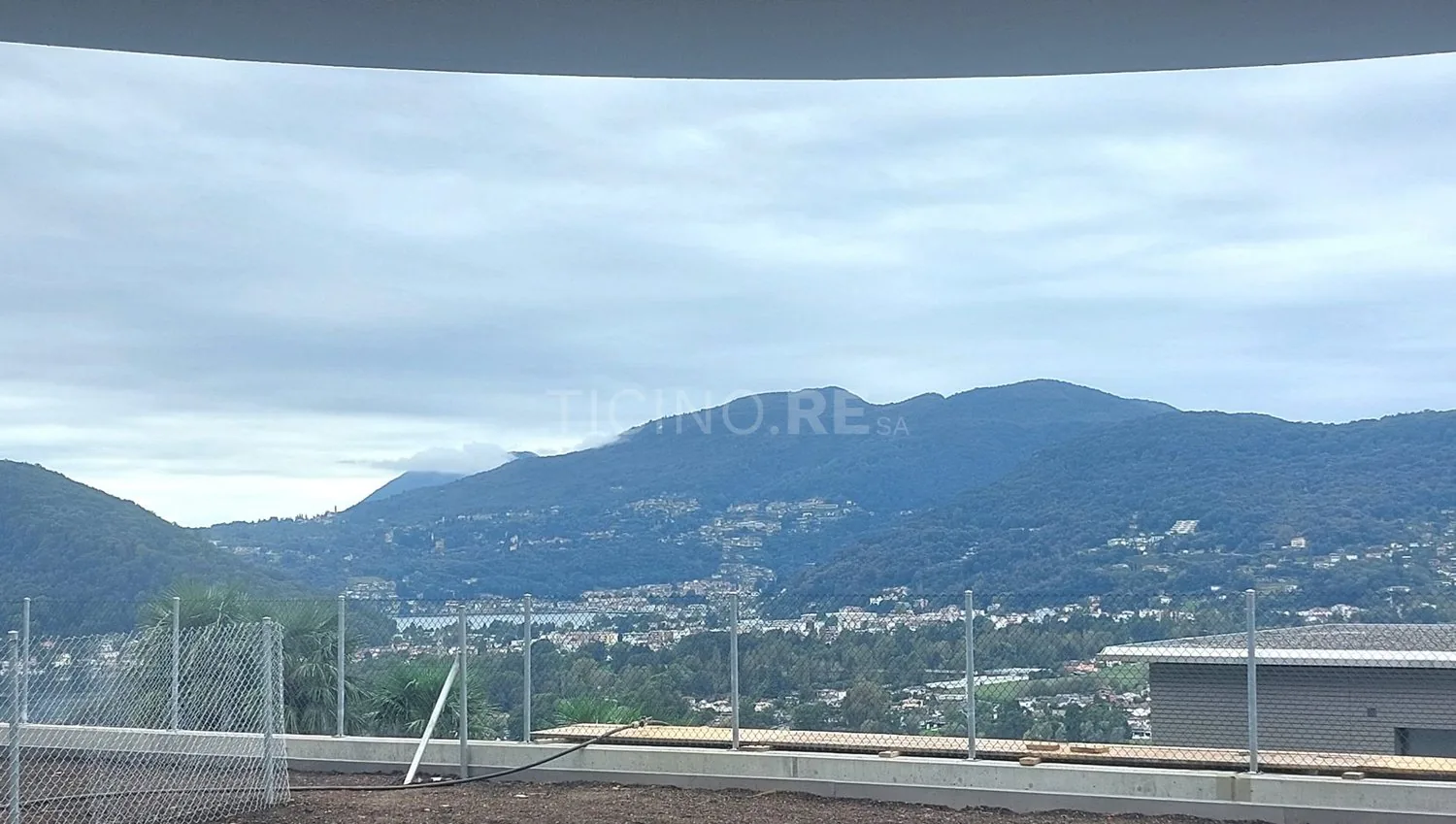 Montagnola – Elegant 2.5-room apartment with private garden and lake view
