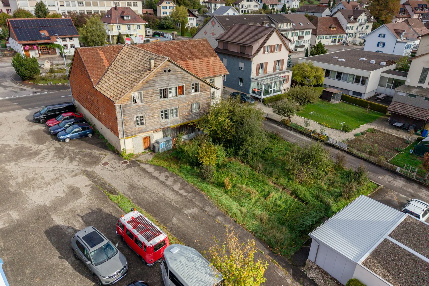 Terrain de construction spacieux avec propriété ancienne