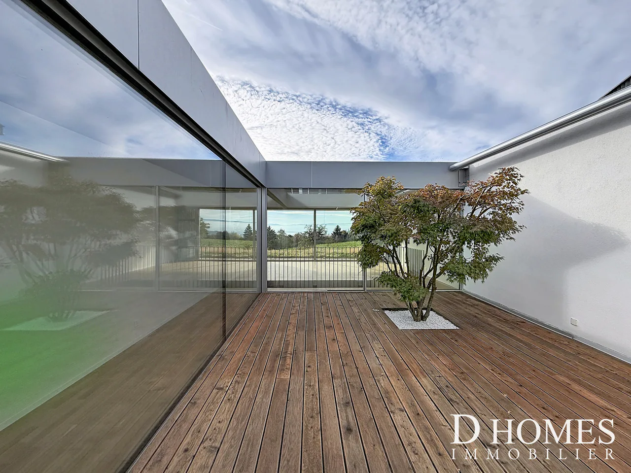 EN EXCLUSIVITÉ I Villa contemporaine en duplex avec vue sur le lac