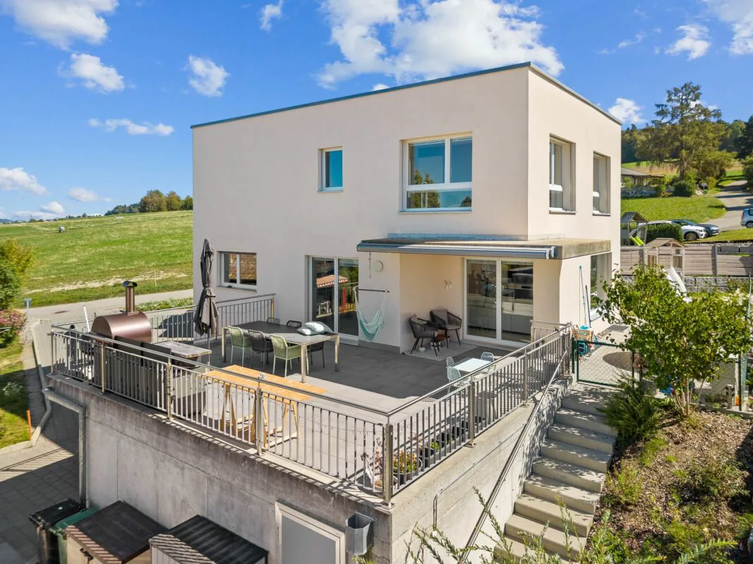 Schöne neuere Villa - Courtaman