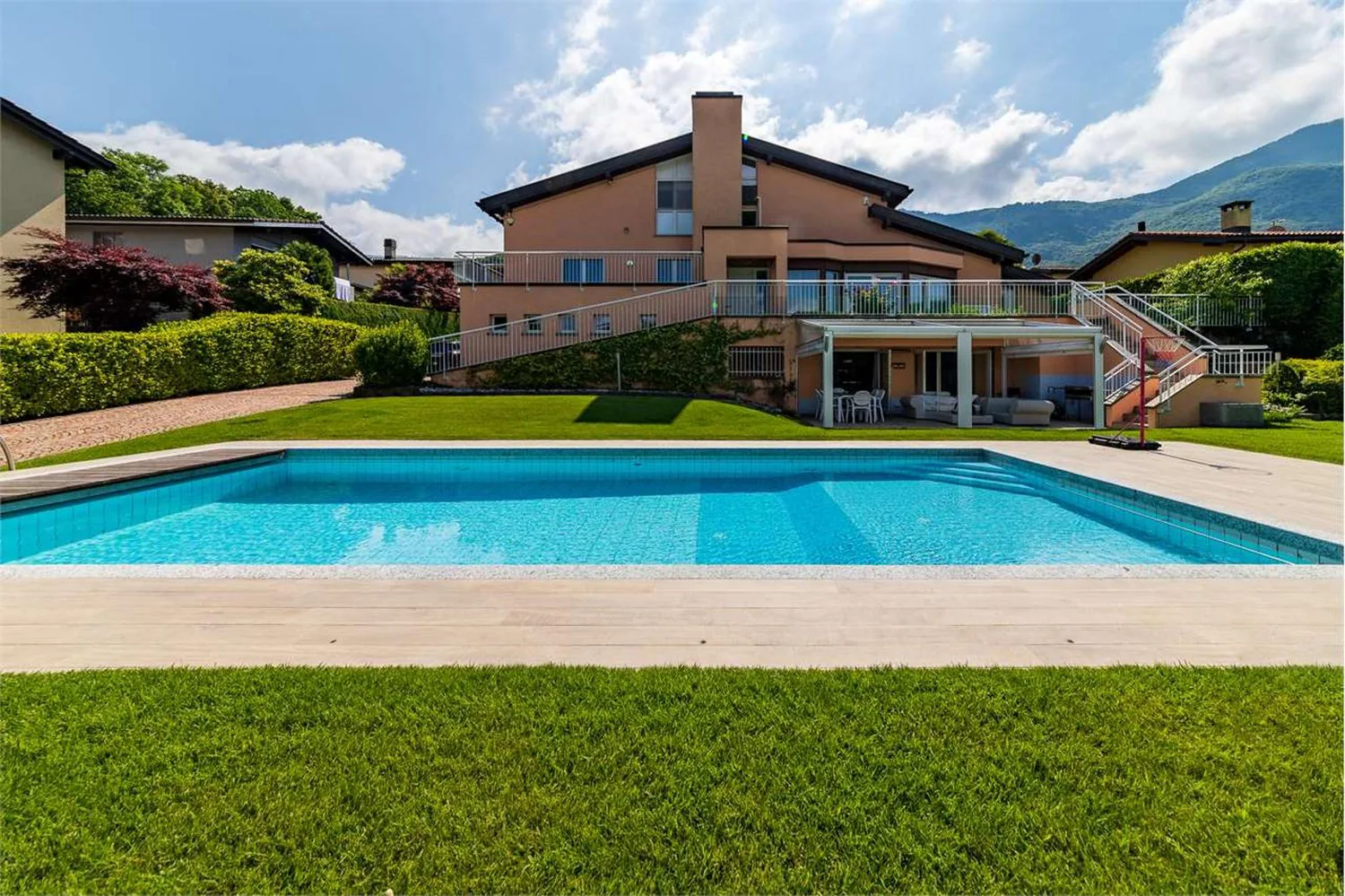 Large Villa with Pool and Garden for Sale in Villa Luganese