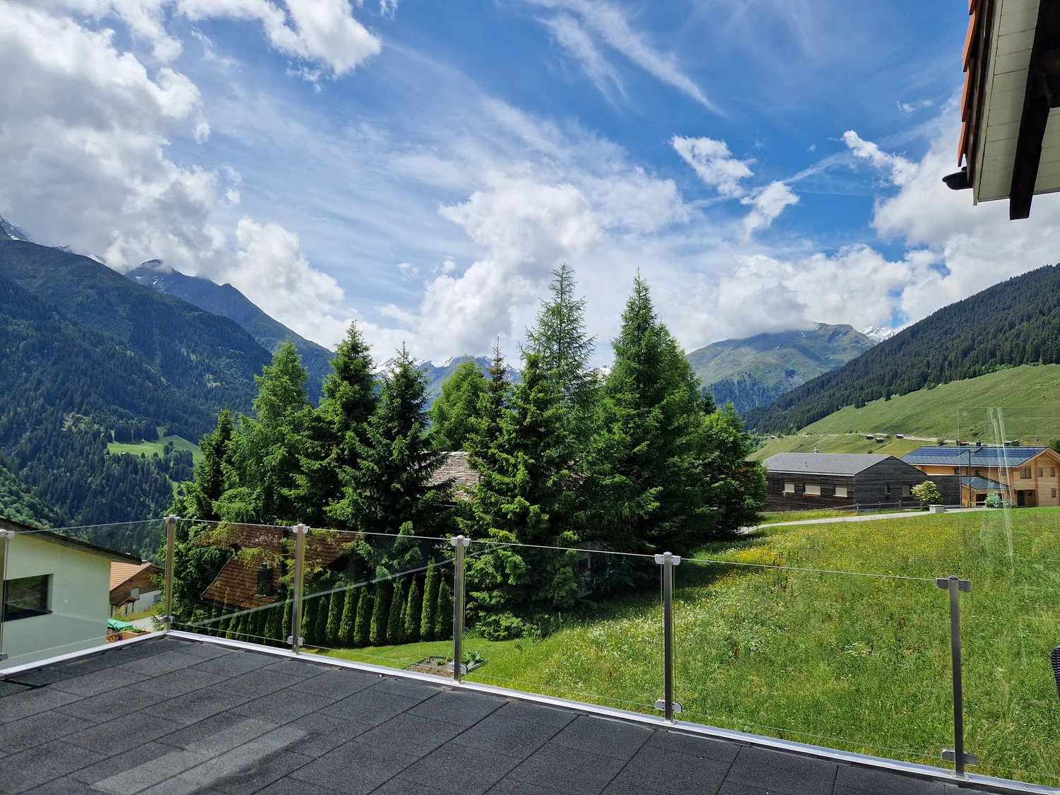 Charmante 5.5-Zimmer-Wohnung mit atemberaubendem Bergblick in Lumbrein