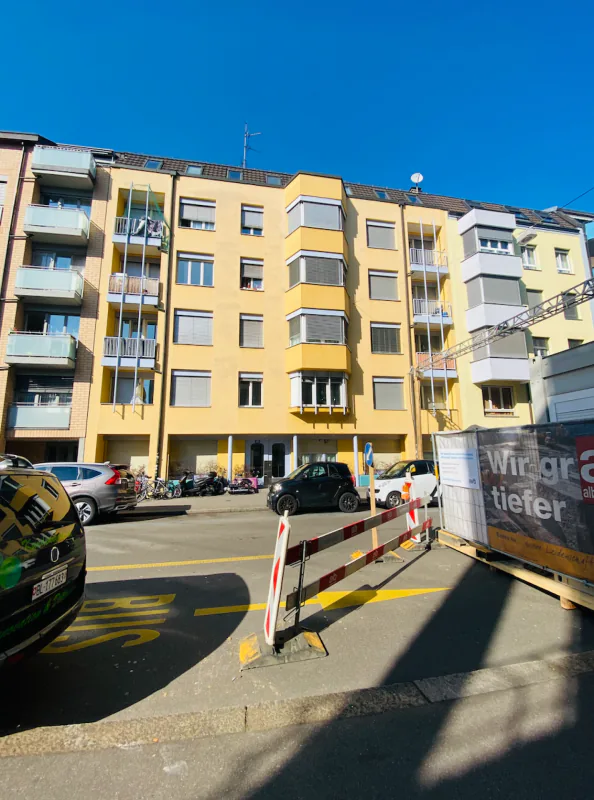 Renovated 3.5-room apartment with private seating area