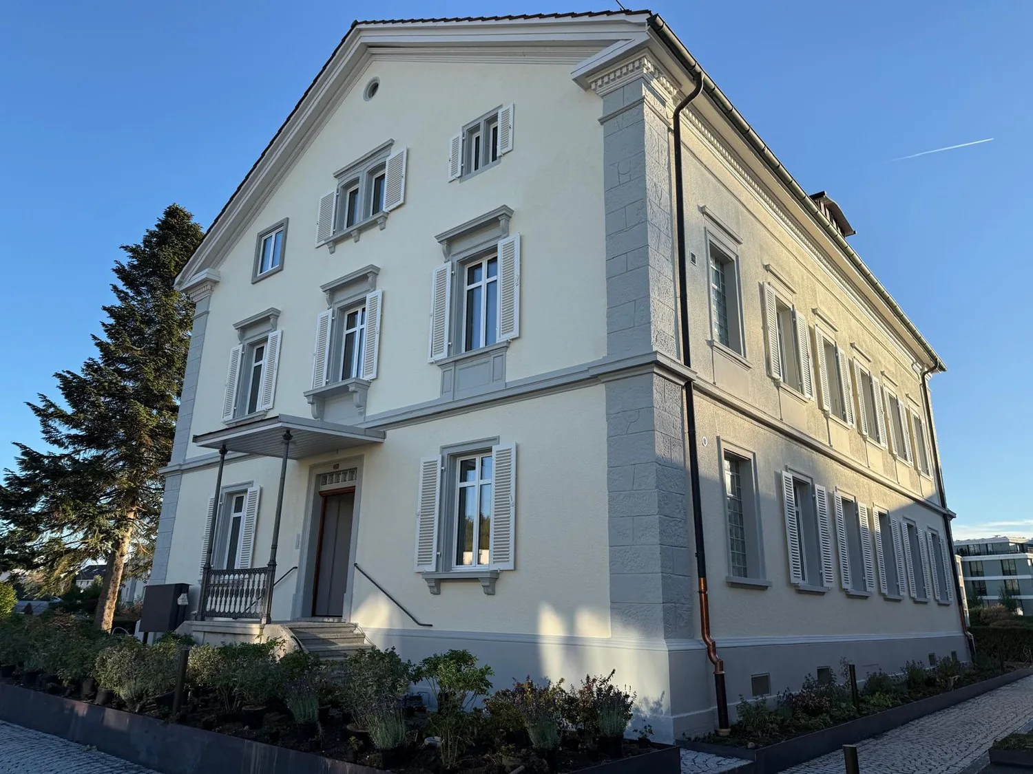 Exklusive 5.5-Dachwohnung in sanierter Villa!