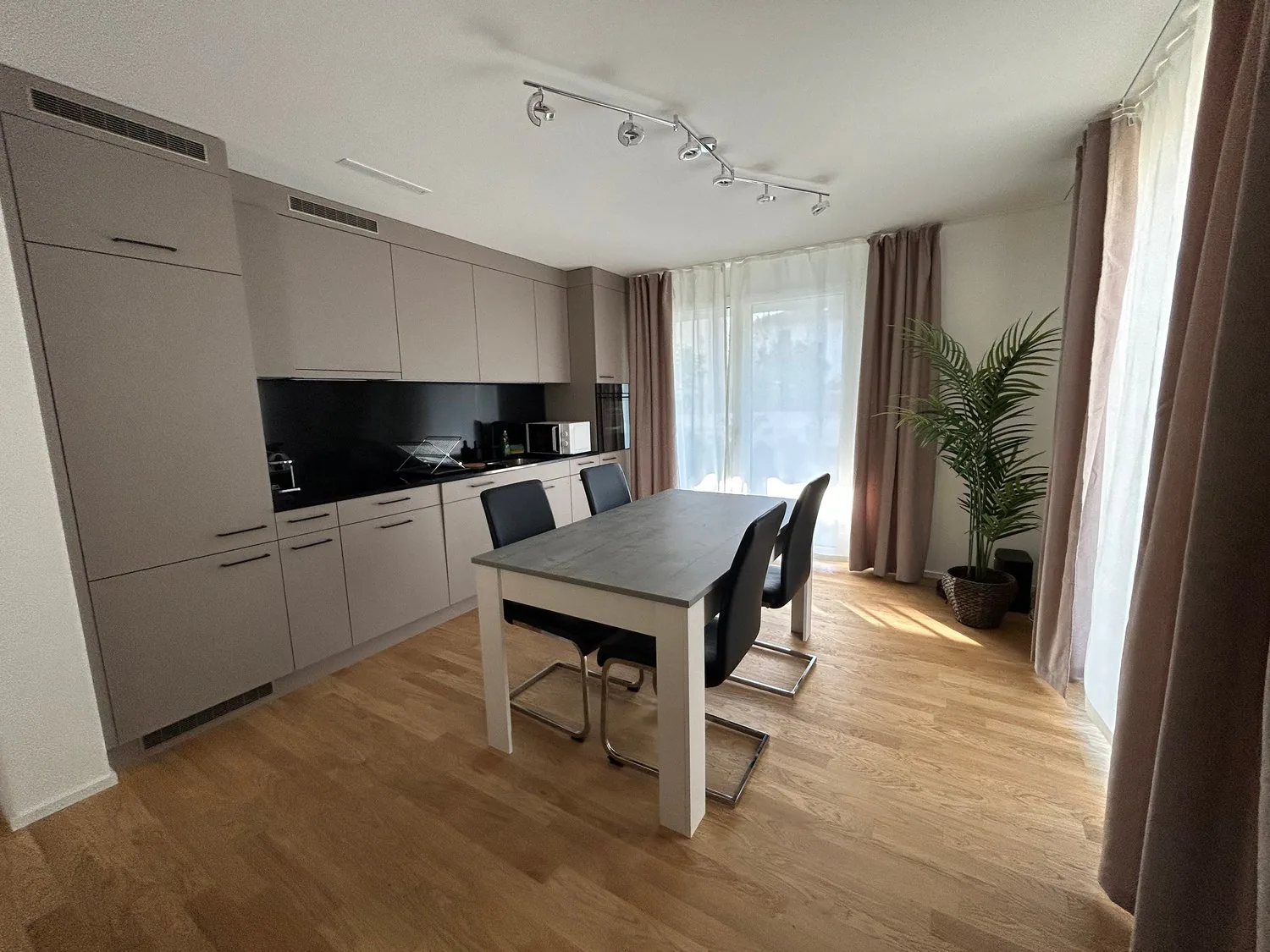 Appartamento moderno di 2,5 locali al piano terra con 60m2 di area giardino