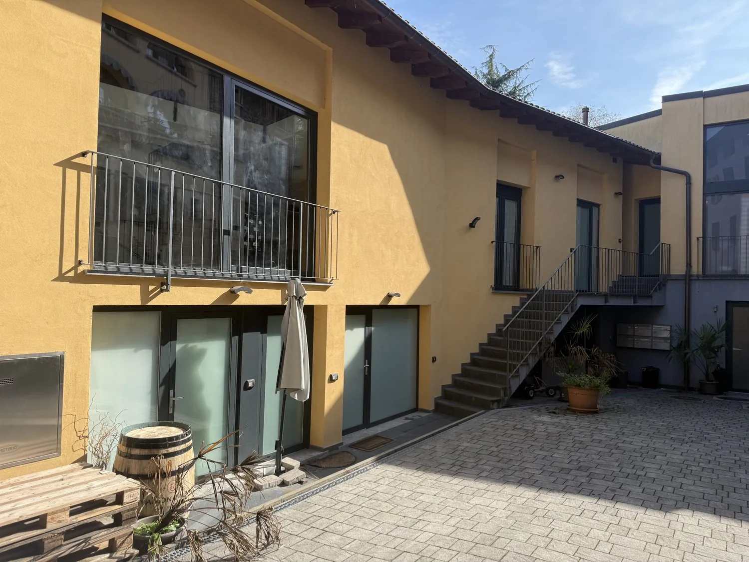 Two-room apartment on the ground floor in Collina d'Oro – available immediately