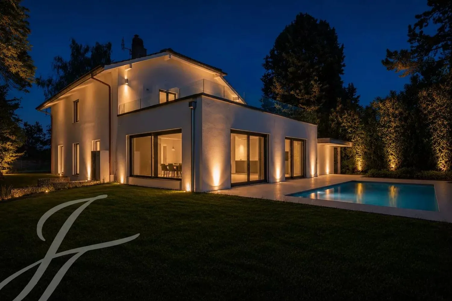 Ein paar Schritte vom Ufer des Sees entfernt: Renovierte Villa mit Swimmingpool