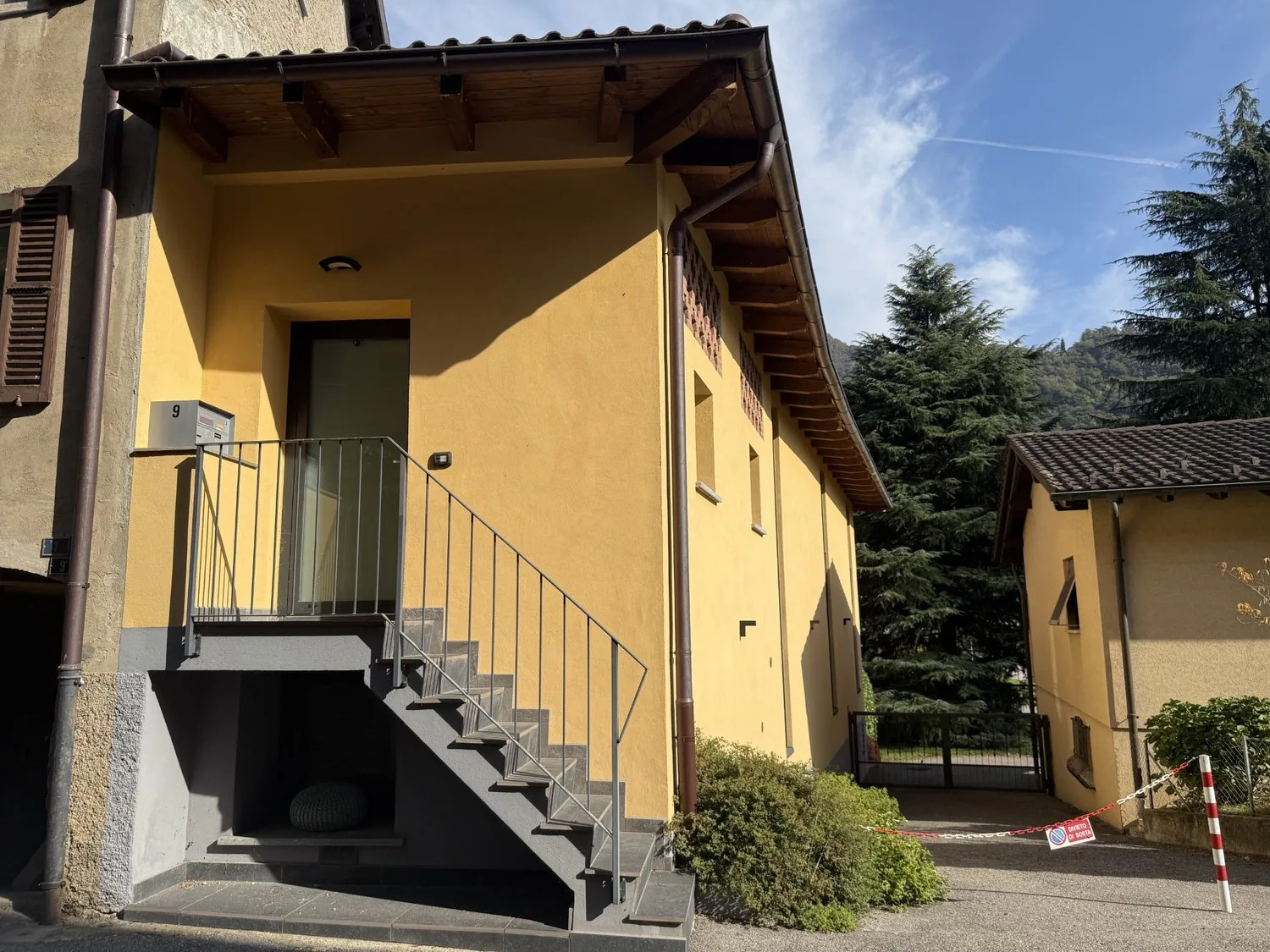 Two-room apartment for rent in Collina d'Oro
