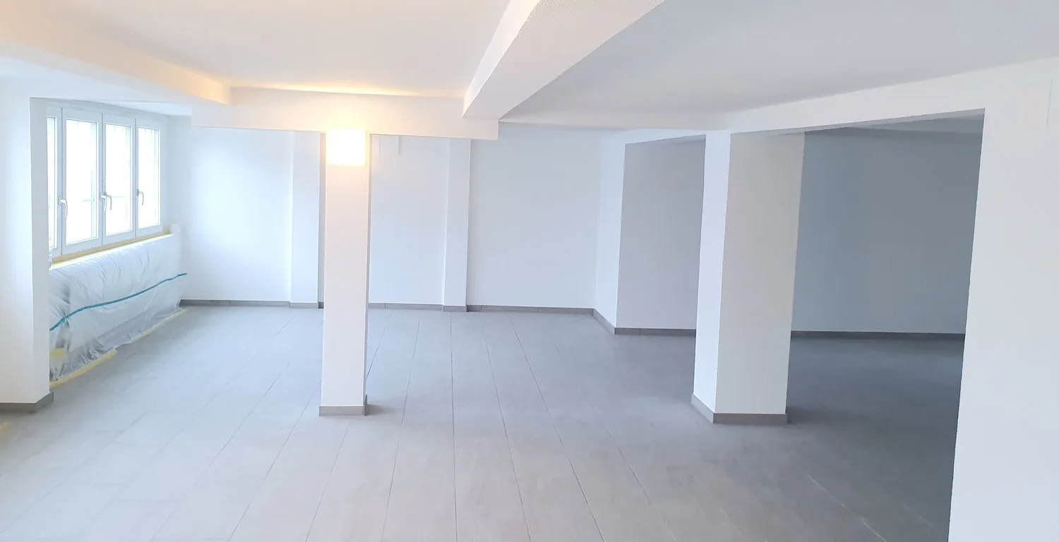 Espace commercial avec grande terrasse, idéal pour café/école maternelle/studio de Pilates ou de yoga