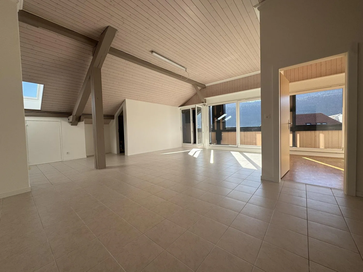 Erstes Mietentgelt angeboten - großes 4-Zimmer-Apartment mit 115 m² und Balkon ? La Sagne