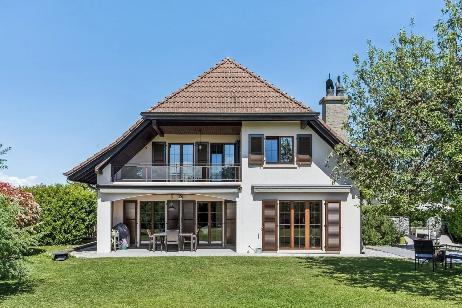 Rare in Payerne: Two independent apartments & a professional space
