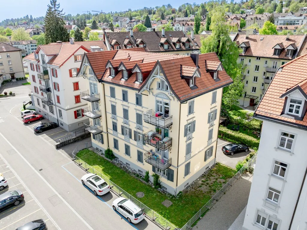 Appartamento unico di vecchio edificio con piano spazioso