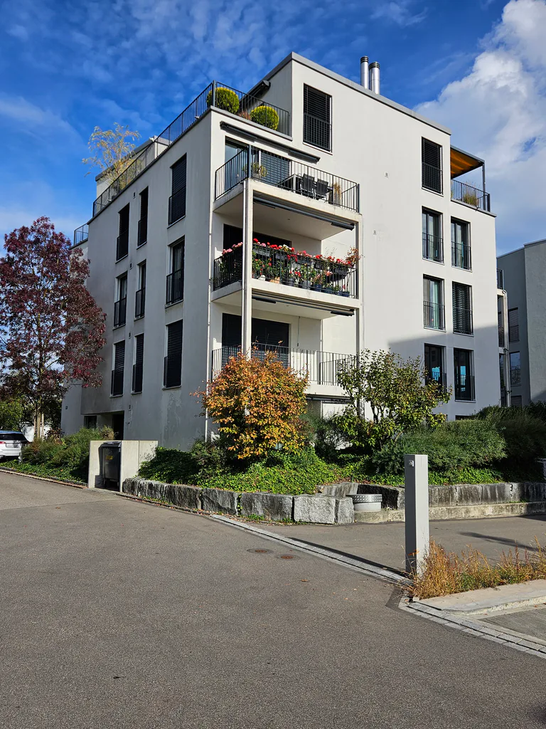 Sunny 4.5-room apartment including underground parking space in 8052 Zurich