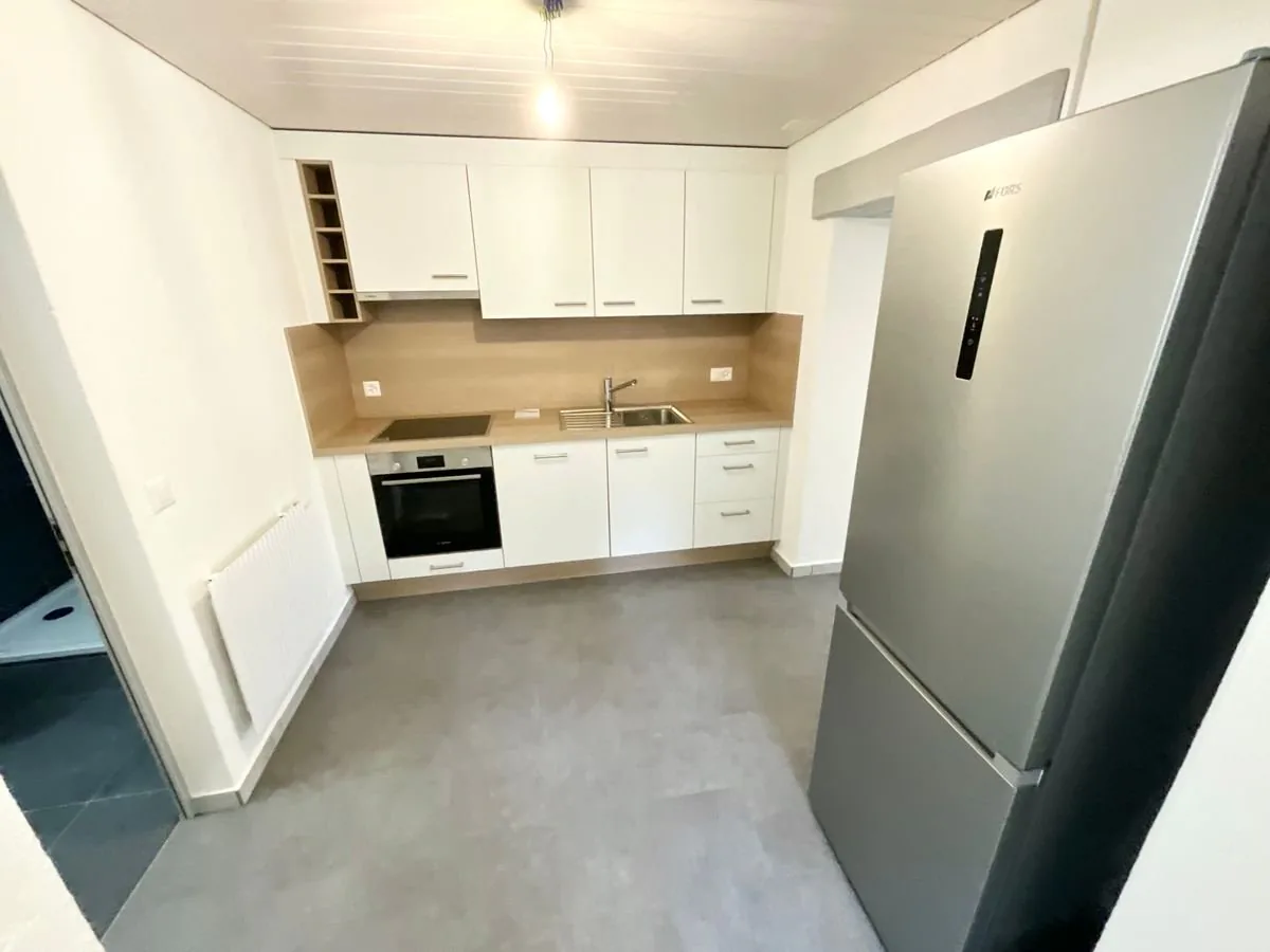 Appartement de 2,5 pièces entièrement rénové avec entrée indépendante et espace extérieur