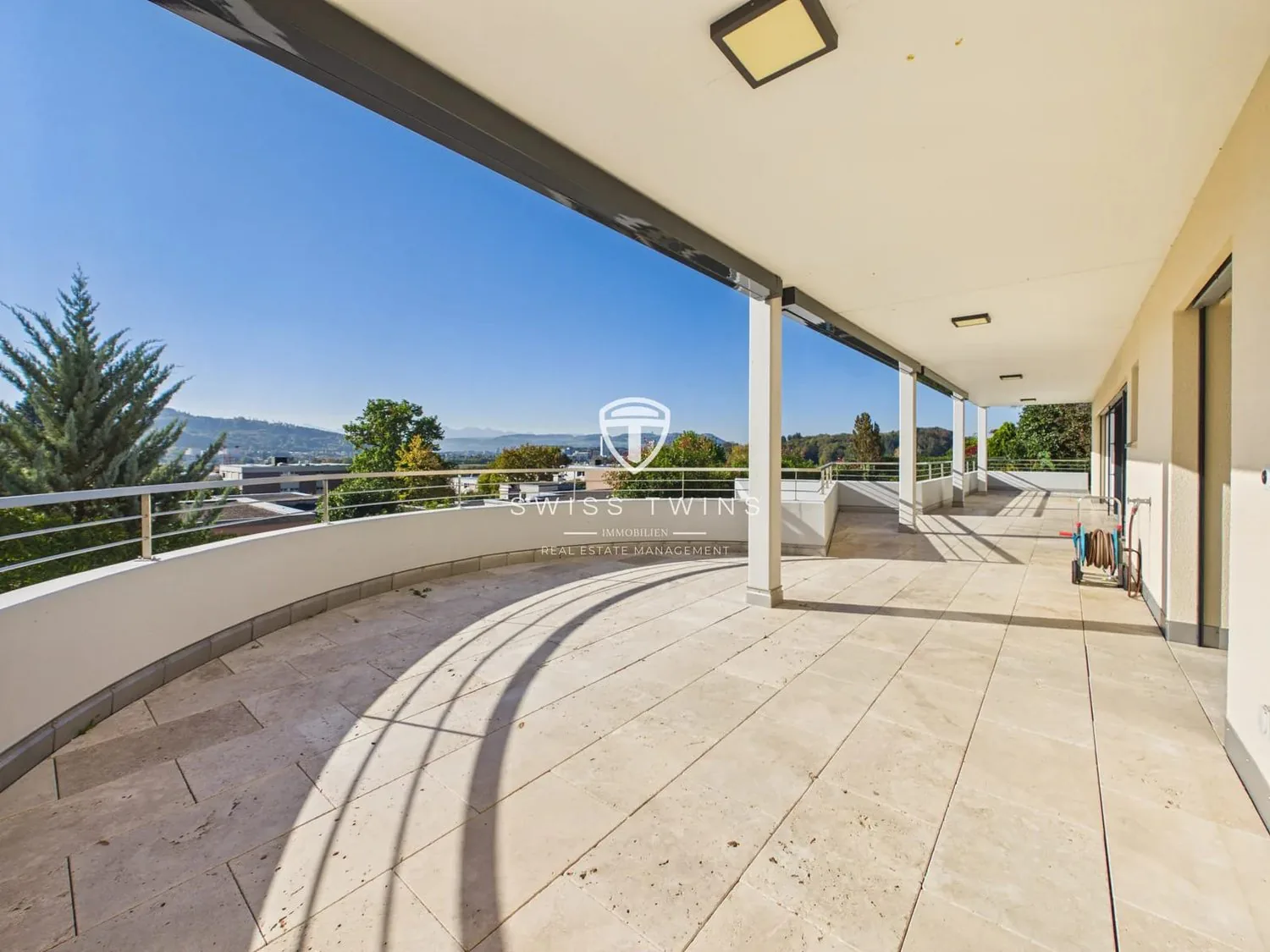 Appartamento esclusivo di 6 locali e mezzo con 203 m² di spazio abitativo e grande terrazza a Bolligen