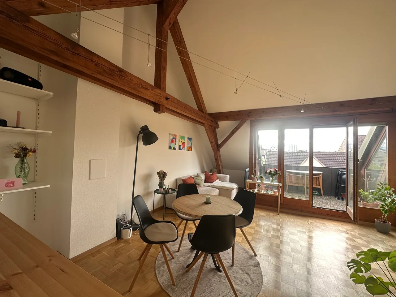 Charmante 2.5-Zimmer-Dachwohnung mit Dachterrasse!